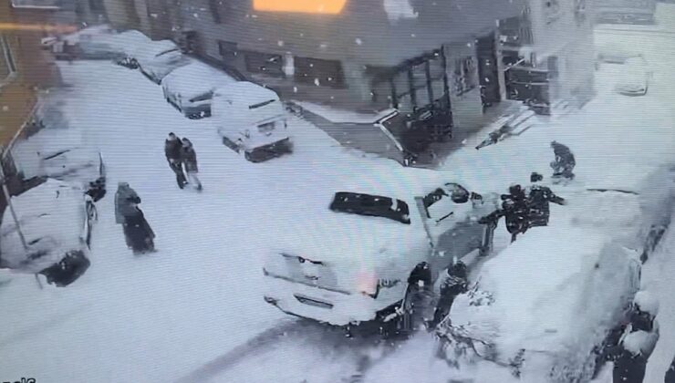 Kağıthane’de faciaya ramak kaldı! Yokuştan kayan kamyonet çocuklara çarptı