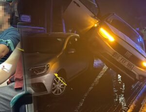 Kar düşer düşmez trafik kazaları peş peşe geldi! Buzlanan yolda başka otomobilin üzerine çıktı