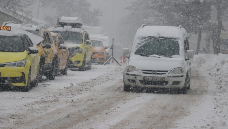 Kar ve çığ tehlikesi yolları trafiğe kapattı