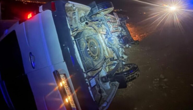 Mersin’de servis minibüsü uçuruma yuvarlandı: 1’i ağır 13 yaralı