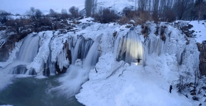 Muradiye Şelalesi soğuk havanın etkisiyle kısmen dondu