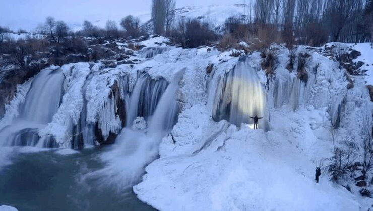 Muradiye Şelalesi soğuk havanın etkisiyle kısmen dondu