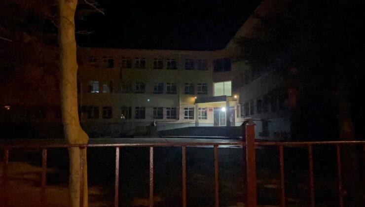 Okul bahçesinde kavga: Bir çocuk bıçaklandı, babası darbedildi