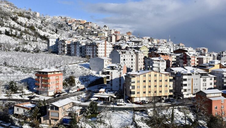 Ordu’nun Akkuş ilçesinde kar nedeniyle eğitime ara verildi