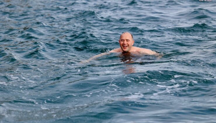 Vali, ocak soğuğunda denize girdi