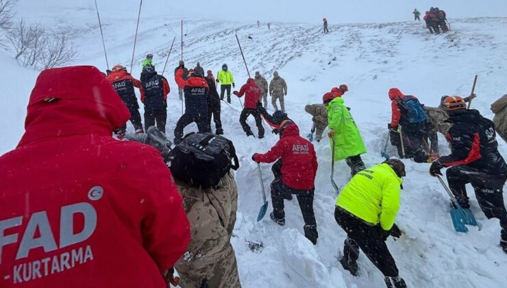 Yoğun kar hayatı felç etti, 2 bin 688 kişi mahsur kaldı