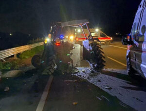 Adana’da otomobille traktör çarpıştı: 1’i ağır 6 kişi yaralandı