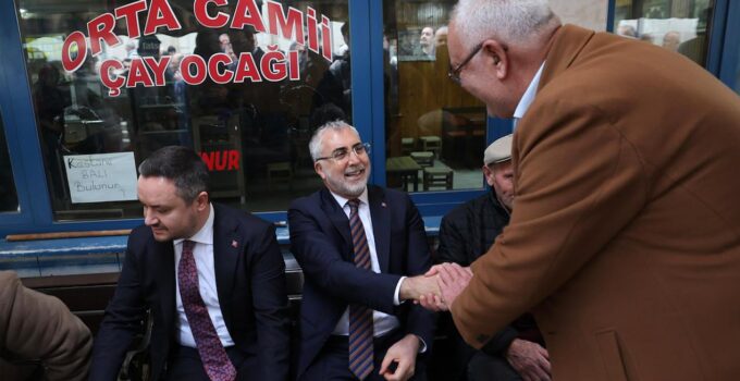 Bakan Işıkhan emekliye yarım simit ikram etti