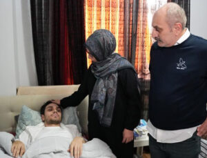 Darbedilen çocuğu kurtarmak isterken 6 yerinden bıçaklandı