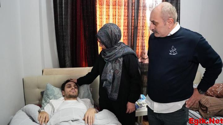 Darbedilen çocuğu kurtarmak isterken 6 yerinden bıçaklandı