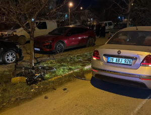 Ehliyetsiz sürücünün kullandığı otomobil, elektrikli bisiklete çarptı; 1’i ağır 2 çocuk yaralandı