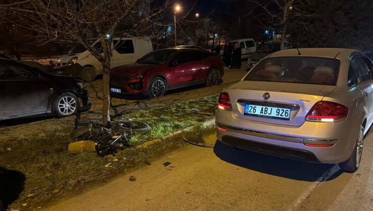Ehliyetsiz sürücünün kullandığı otomobil, elektrikli bisiklete çarptı; 1’i ağır 2 çocuk yaralandı