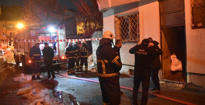 Ev alevlere teslim oldu, 26 kedi öldü