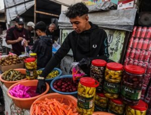 Gazze’de Ramazan hareketliliği: Pazar yerindeki Coca-Cola kolileri dikkat çekti
