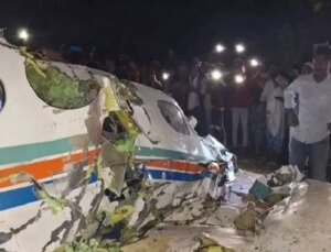 Hindistan’da ambulans uçak düştü! Kurtulan yok