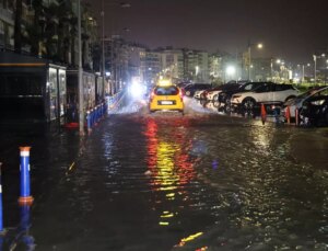 İzmir’de sağanak; cadde ve sokaklar göle döndü
