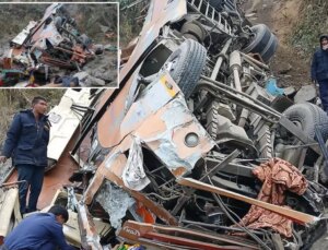 Katliam gibi kaza! Cansız bedenleri otobüsten güçlükle çıkardılar