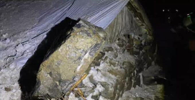 Kaya parçaları ağıla düştü, 20 hayvan telef oldu