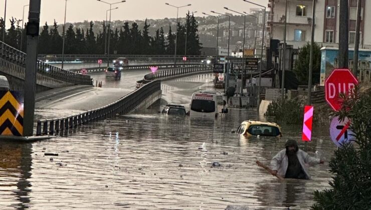 Yağış aniden bastırdı, ilçe sular altında kaldı