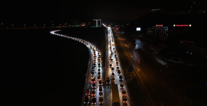 43 ilin geçiş noktasında tatilcilerin dönüş yolculuğu sürüyor