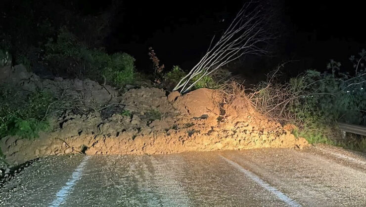 Adana’da heyelan nedeniyle yol kapandı