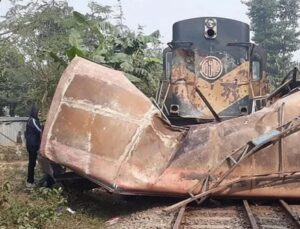 Bangladeş’te otobüs ile trenin çarpıştığı kazada 12 kişi hayatını kaybetti