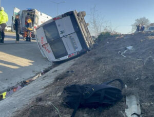 Çanakkale’de yolcu minibüs ile otomobil çarpıştı: 8 yaralı