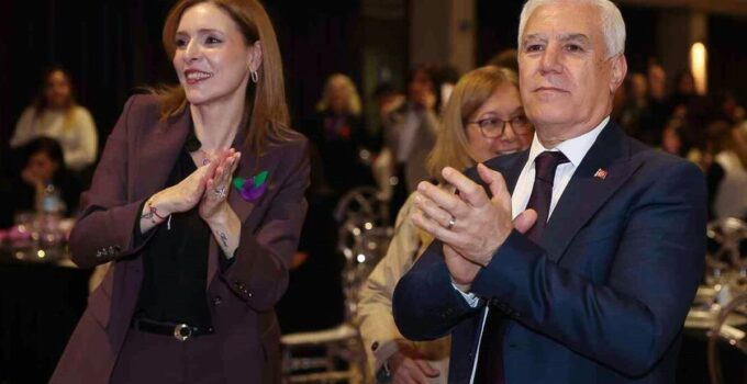 Eşi ve kızıyla birlikte gözaltına alınan Bursa Büyükşehir Belediye Başkanı Mustafa Bozbey’den açıklama
