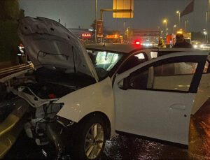 Eyüpsultan’da feci kaza! Otomobil bariyerlere çarptı: 3 yaralı