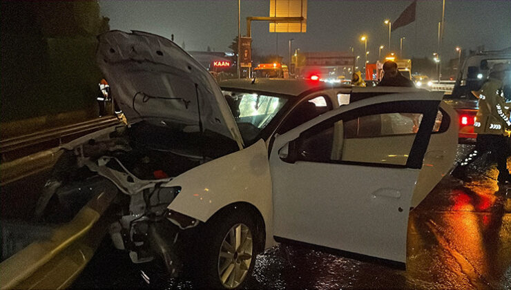 Eyüpsultan’da feci kaza! Otomobil bariyerlere çarptı: 3 yaralı