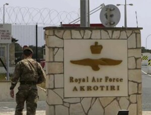 Güney Kıbrıs’a bulunan İngiliz üslerindeki ailelerin zorunlu tahliye süreci uzatıldı