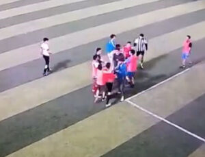 Halı sahayı boks ringine çevirdiler: Maç sırasında çıkan kavga kamerada