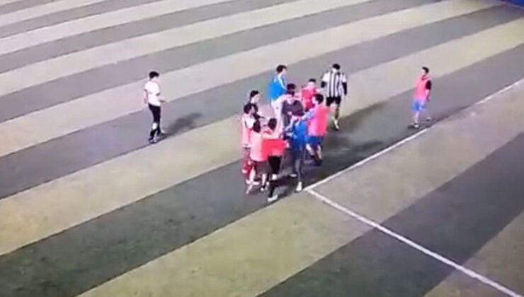 Halı sahayı boks ringine çevirdiler: Maç sırasında çıkan kavga kamerada