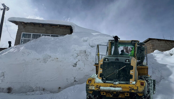 Nisan ayı geldi ama kış bitmiyor! Evler kara gömüldü, yükseklik 2 metreyi aştı