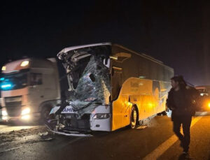 Otobüs ile çekici çarpıştı… Kazada 1 kişi öldü, 15 kişi yaralandı