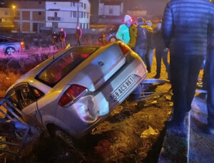 Otomobil bariyerlere çarptı: 1’i ağır 2 yaralı
