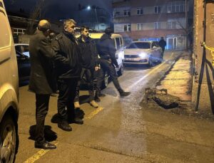 Sokakta boğazından bıçaklanmış halde ölü olarak bulundu