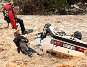Su basan yoldan geçmeye çalışan araçta can pazarı: 1 ölü, 1 yaralı
