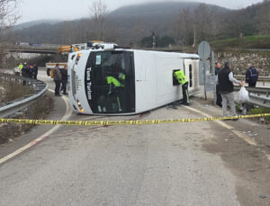 Yalova’da işçileri taşıyan servis devrildi: 1 ölü, 20 yaralı