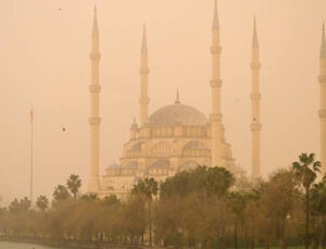 Akdeniz’i çöl tozu kapladı