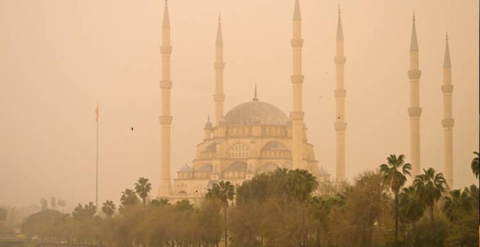 Akdeniz’i çöl tozu kapladı
