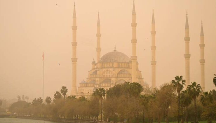 Akdeniz’i çöl tozu kapladı