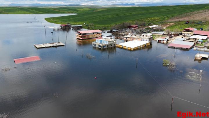 Ambar Barajı’nın kapakları açıldı, boşaltılan 10 ev su altında kaldı