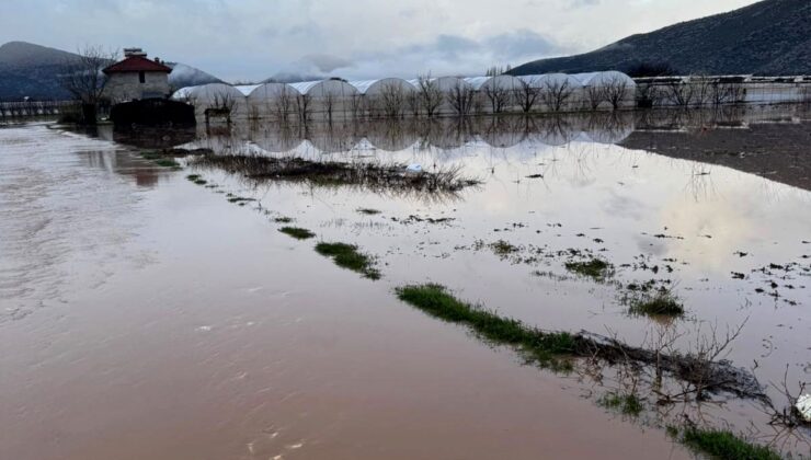 Antalya’da sağanak; dereler taştı, tarım alanları su altında kaldı