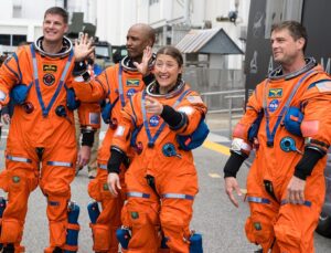 Artemis 2’den tarihi rekor! Apollo’yu solladı