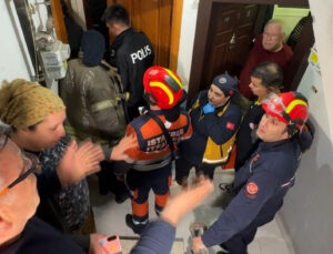 Avcılar’da 13 köpeğiyle yaşadığı dairede uyuyakaldı; itfaiye kapıyı kırınca uyandı