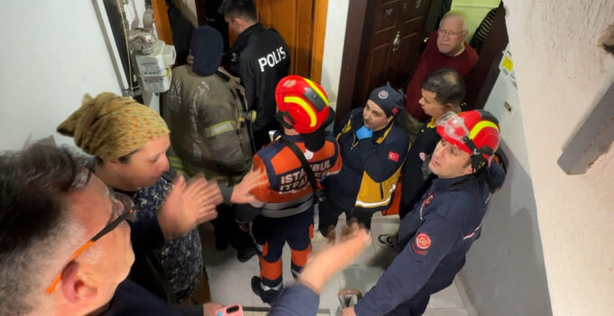 Avcılar’da 13 köpeğiyle yaşadığı dairede uyuyakaldı; itfaiye kapıyı kırınca uyandı