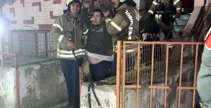 Avcılar’da korkutan yangın! Mahsur kalan 20 kişi kurtarıldı