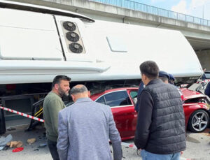Bartın’da öğrencileri taşıyan otobüs, otomobilin üzerine devrildi: 46 yaralı
