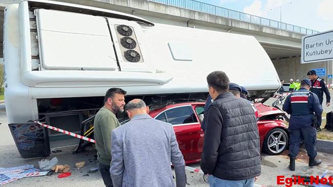 Bartın’da öğrencileri taşıyan otobüs, otomobilin üzerine devrildi: 46 yaralı